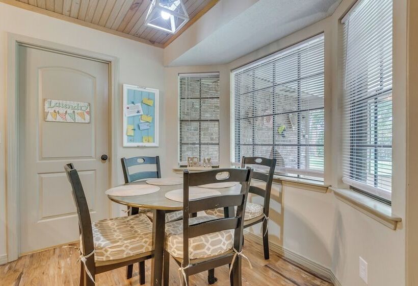 Charming Gulf Breeze Home ~ 7 Mi To Beaches!