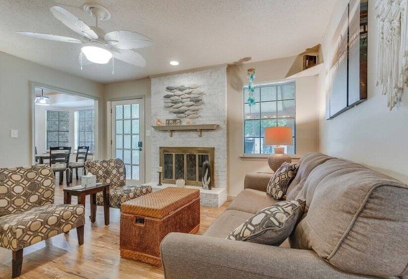 Charming Gulf Breeze Home ~ 7 Mi To Beaches!