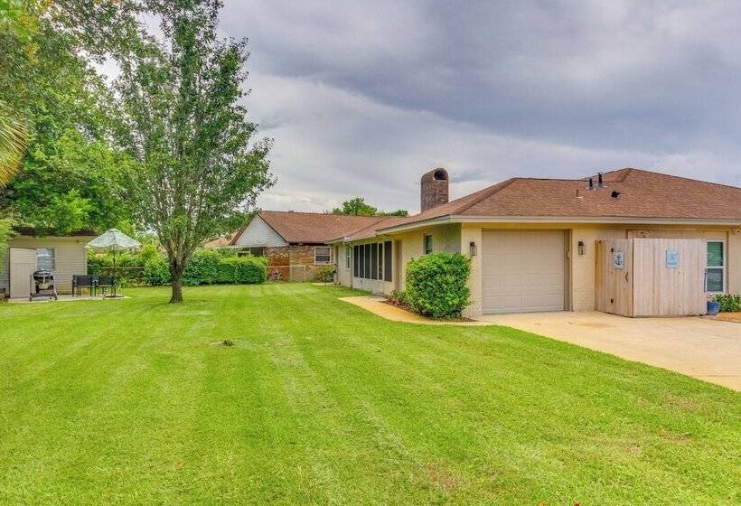 Charming Gulf Breeze Home ~ 7 Mi To Beaches!