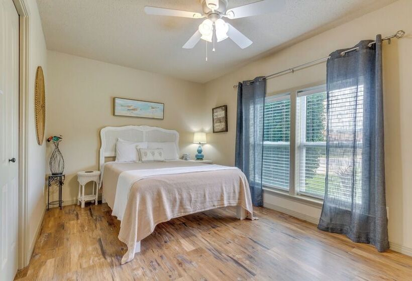 Charming Gulf Breeze Home ~ 7 Mi To Beaches!