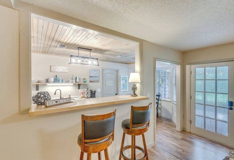 Charming Gulf Breeze Home ~ 7 Mi To Beaches!