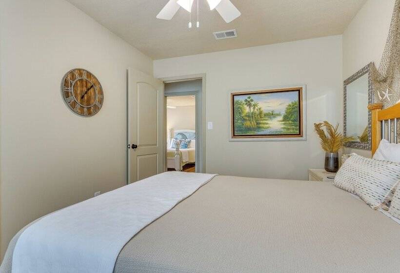 Charming Gulf Breeze Home ~ 7 Mi To Beaches!