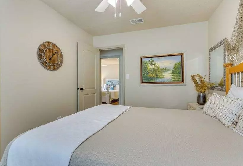 Charming Gulf Breeze Home ~ 7 Mi To Beaches!