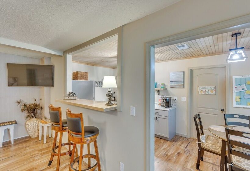 Charming Gulf Breeze Home ~ 7 Mi To Beaches!