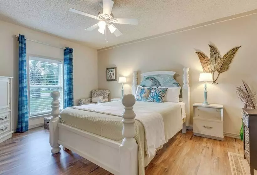Charming Gulf Breeze Home ~ 7 Mi To Beaches!
