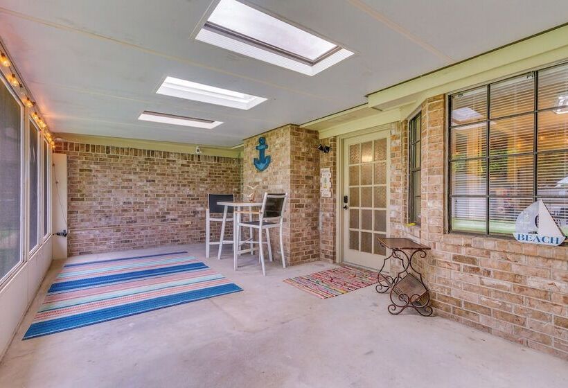 Charming Gulf Breeze Home ~ 7 Mi To Beaches!