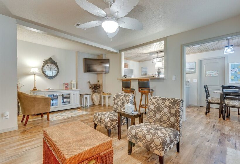 Charming Gulf Breeze Home ~ 7 Mi To Beaches!