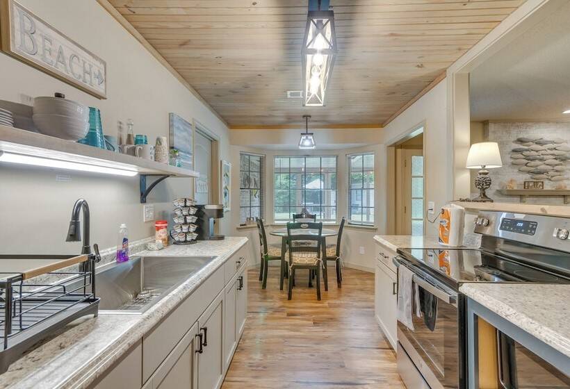 Charming Gulf Breeze Home ~ 7 Mi To Beaches!