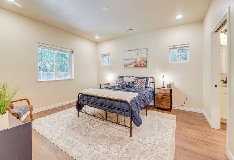 Family Friendly Florence Home: 3 Mi To The Coast!