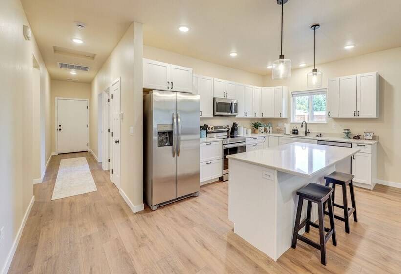 Family Friendly Florence Home: 3 Mi To The Coast!