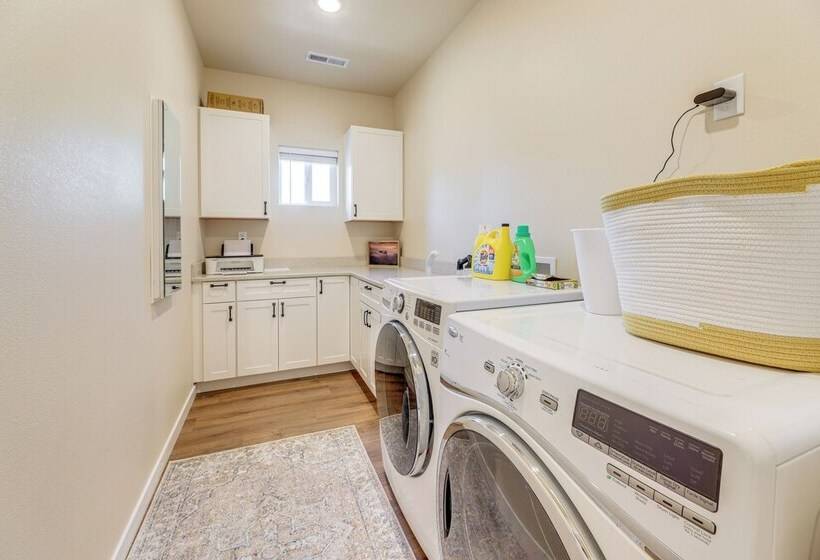 Family Friendly Florence Home: 3 Mi To The Coast!