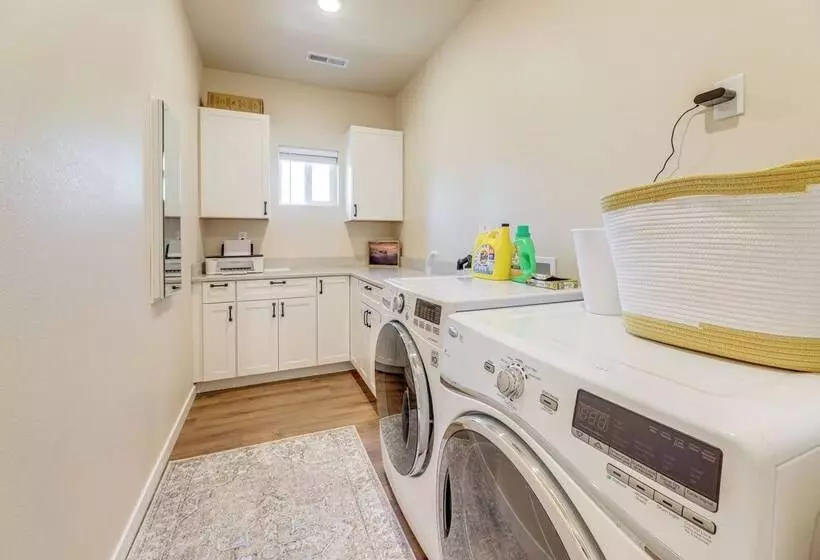 Family Friendly Florence Home: 3 Mi To The Coast!