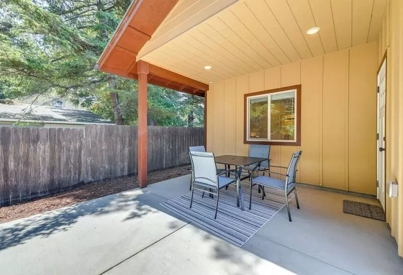 Family Friendly Florence Home: 3 Mi To The Coast!