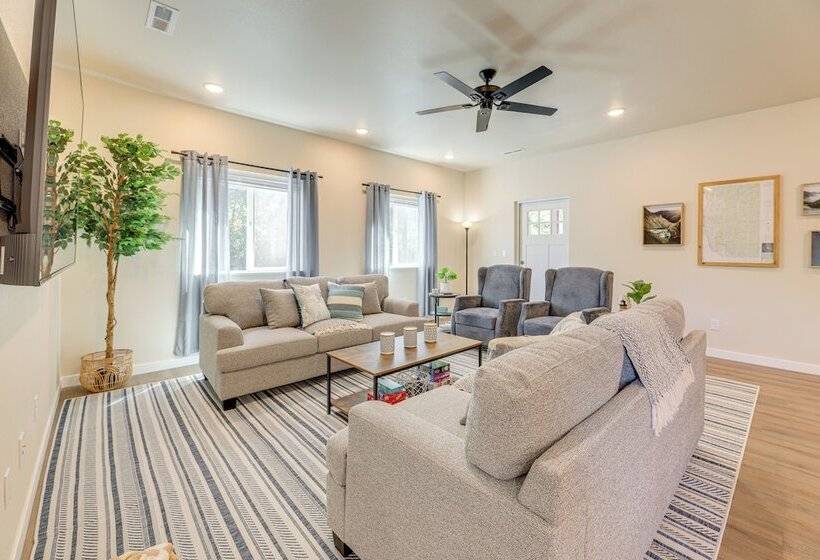 Family Friendly Florence Home: 3 Mi To The Coast!