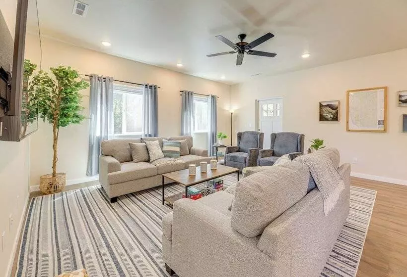 Family Friendly Florence Home: 3 Mi To The Coast!