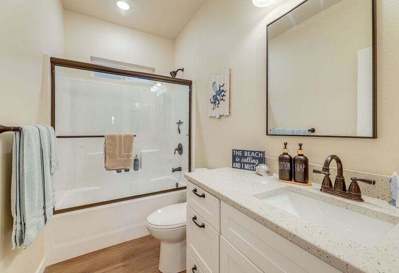 Family Friendly Florence Home: 3 Mi To The Coast!