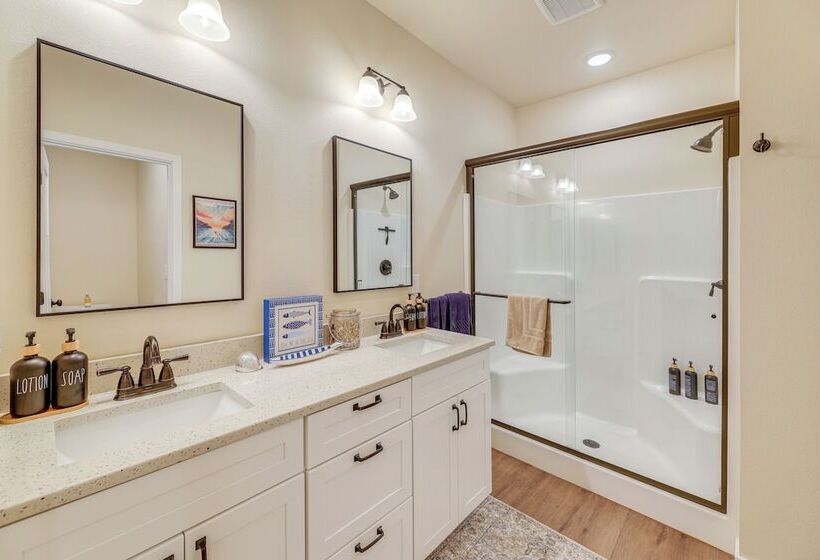 Family Friendly Florence Home: 3 Mi To The Coast!