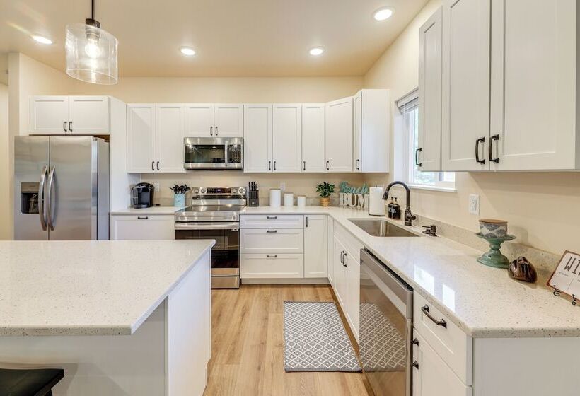 Family Friendly Florence Home: 3 Mi To The Coast!