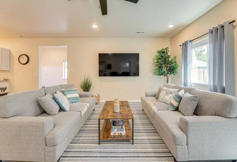 Family Friendly Florence Home: 3 Mi To The Coast!