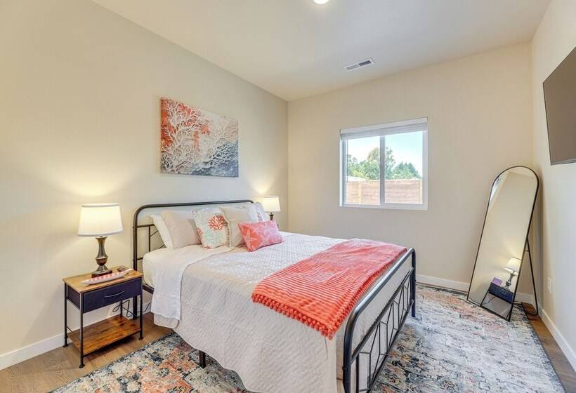 Family Friendly Florence Home: 3 Mi To The Coast!