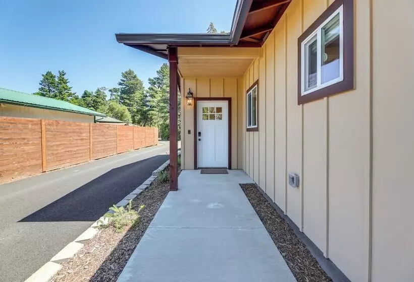 Family Friendly Florence Home: 3 Mi To The Coast!