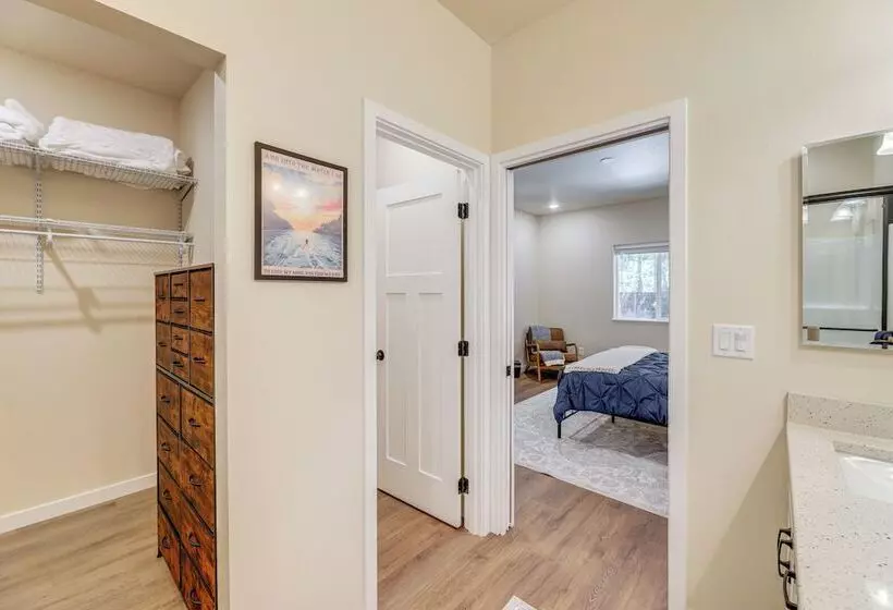 Family Friendly Florence Home: 3 Mi To The Coast!