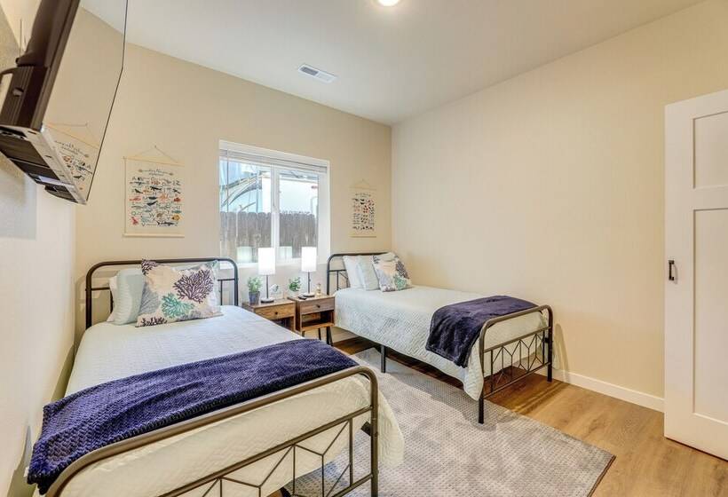 Family Friendly Florence Home: 3 Mi To The Coast!