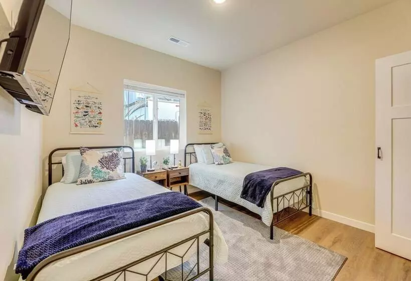 Family Friendly Florence Home: 3 Mi To The Coast!