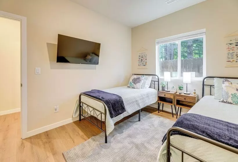 Family Friendly Florence Home: 3 Mi To The Coast!