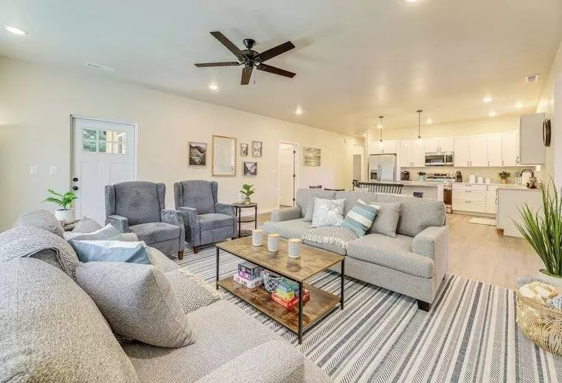 Family Friendly Florence Home: 3 Mi To The Coast!