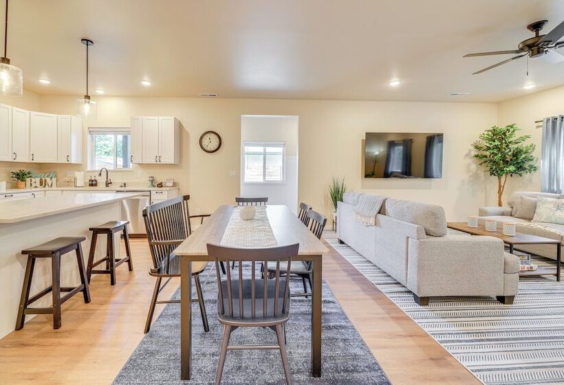 Family Friendly Florence Home: 3 Mi To The Coast!