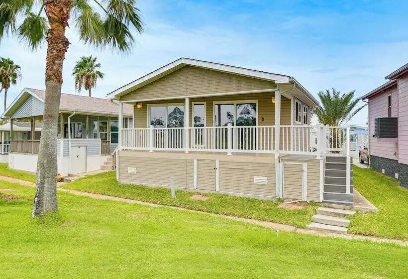 5 Mi To Beaches: Sunny Port Isabel Golf Retreat