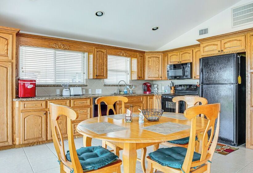 5 Mi To Beaches: Sunny Port Isabel Golf Retreat