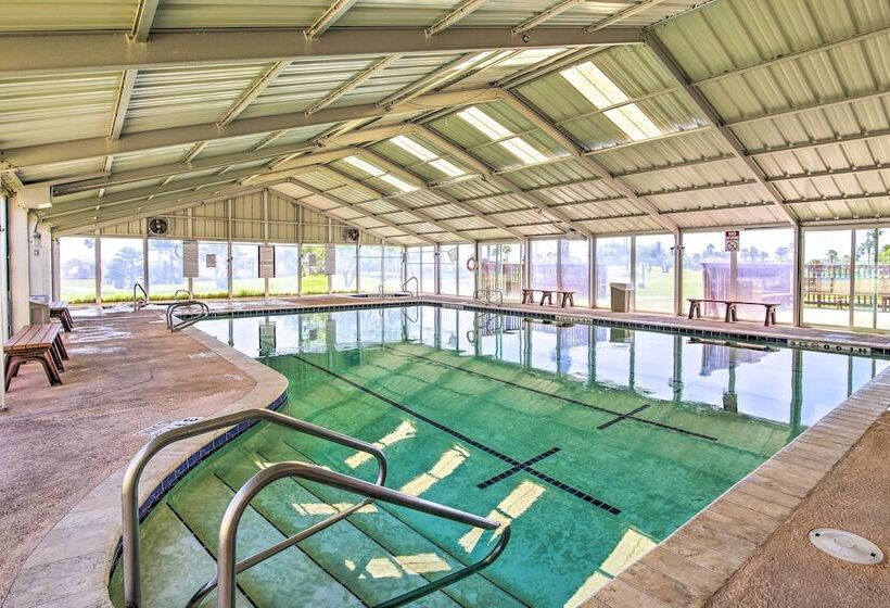 5 Mi To Beaches: Sunny Port Isabel Golf Retreat