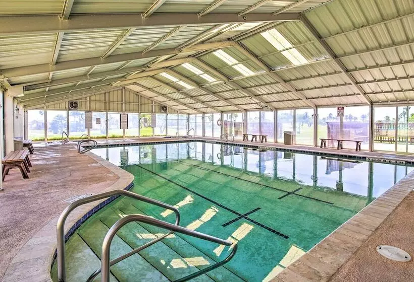 5 Mi To Beaches: Sunny Port Isabel Golf Retreat