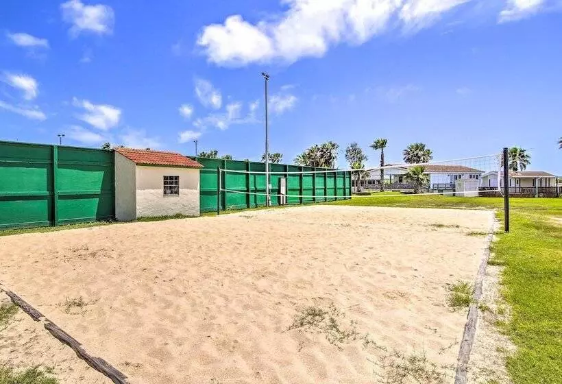 5 Mi To Beaches: Sunny Port Isabel Golf Retreat