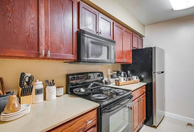 College Station Gem W/ Pool Access Near University