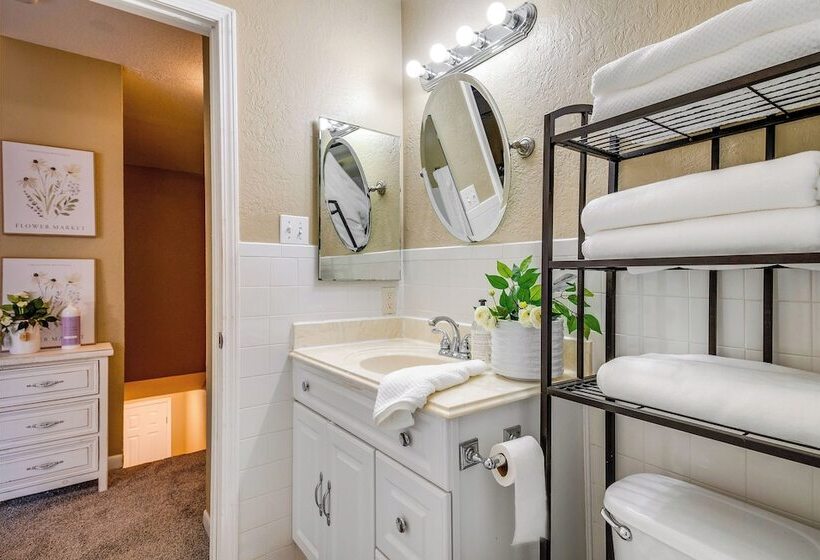 College Station Gem W/ Pool Access Near University