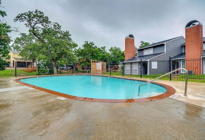 College Station Gem W/ Pool Access Near University