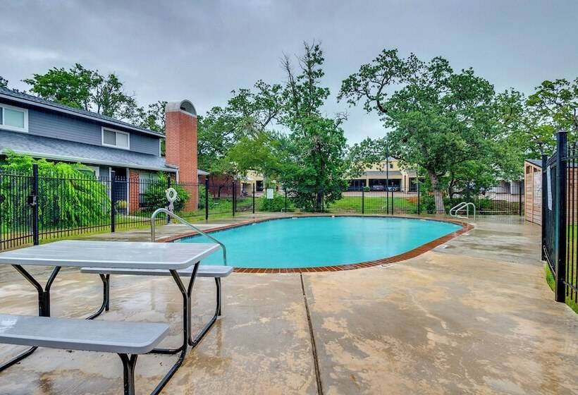 College Station Gem W/ Pool Access Near University