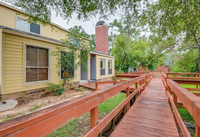 College Station Gem W/ Pool Access Near University