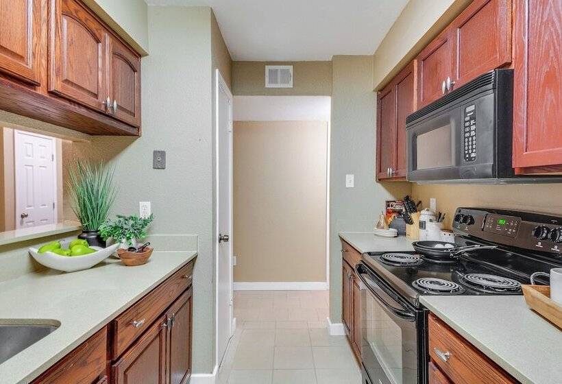 College Station Gem W/ Pool Access Near University