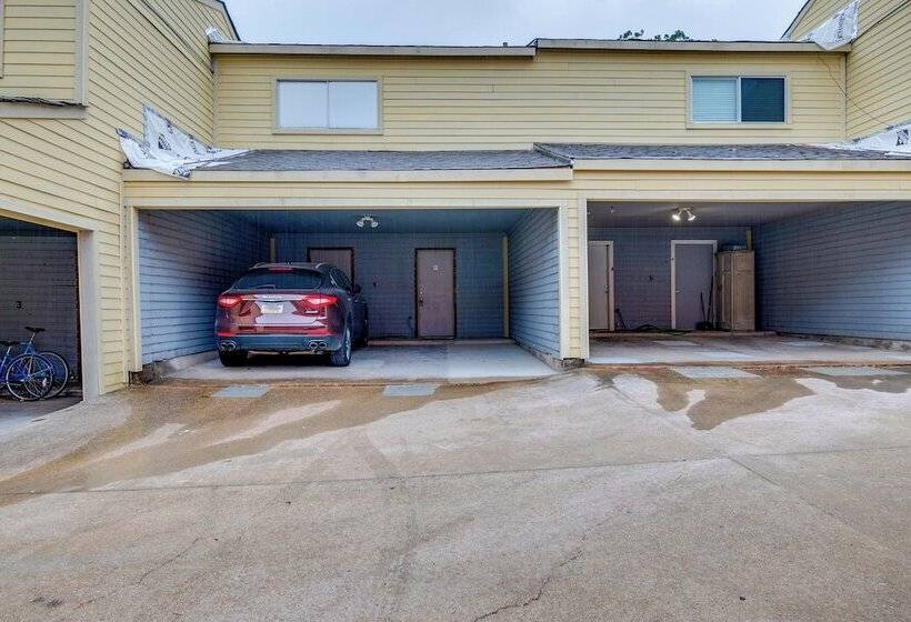College Station Gem W/ Pool Access Near University