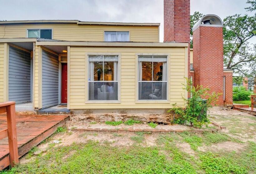 College Station Gem W/ Pool Access Near University
