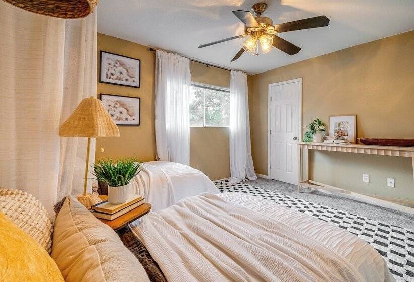 College Station Gem W/ Pool Access Near University