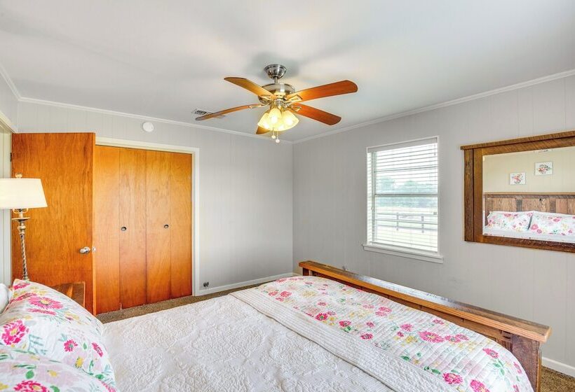 Cozy De Kalb Home W/ Grill On 100 Acres!