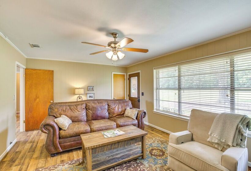 Cozy De Kalb Home W/ Grill On 100 Acres!