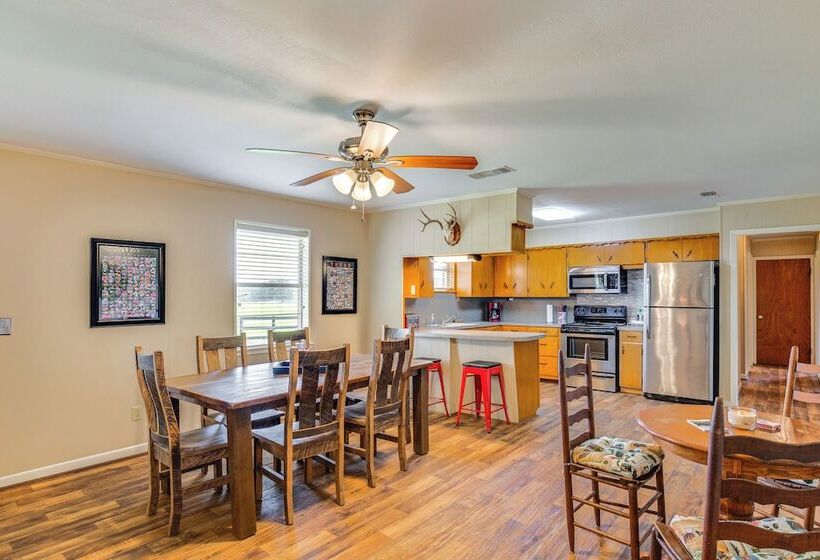 Cozy De Kalb Home W/ Grill On 100 Acres!