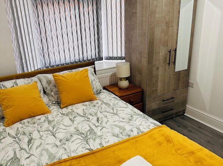 דירת נופש Chaucer House Retreat   Leicester