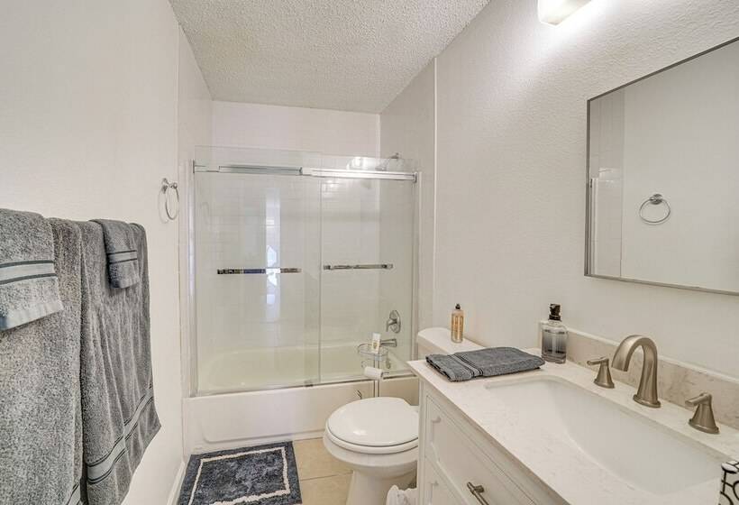 Spacious Home W/ Deck Near San Antonio Aquarium!